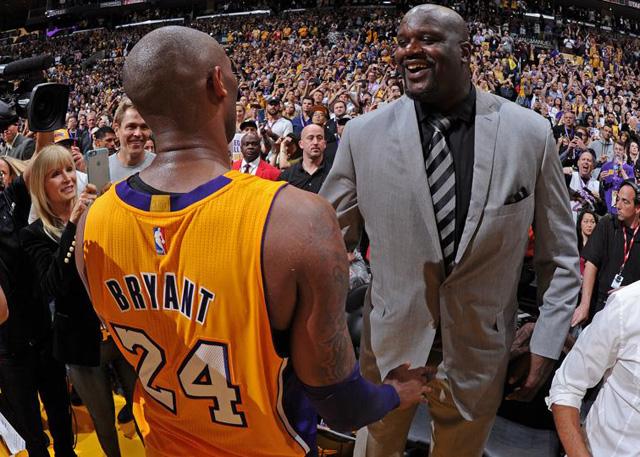 足坛曝出重磅转会，多队加入抢人大战（足坛传出重磅转会，多队掀起抢人风暴）