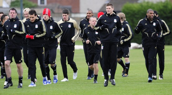 皇马在国家德比后失利，阿隆索面临下课危机，巴萨趁机领跑，西甲争冠形势严峻。