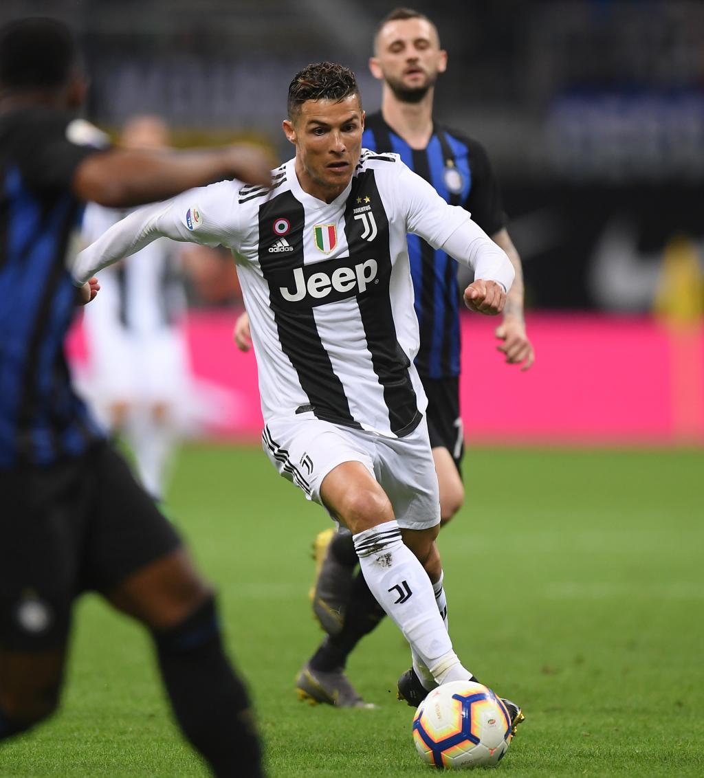 心念老东家！奥斯卡社媒晒照观看海港vs柔佛亚冠比赛（奥斯卡社媒打卡：关注海港对阵柔佛的亚冠之战）