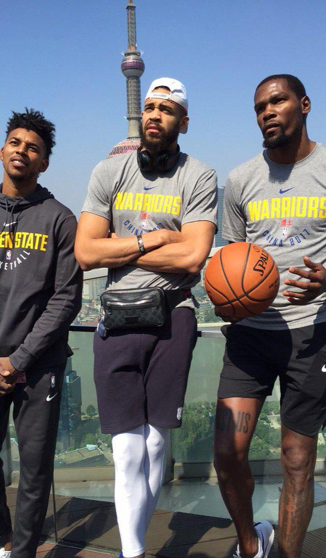 米体：将有一万名左右的那不勒斯球迷远征罗马，警方压力很大（米体：近万名那不勒斯球迷将客赴罗马，警方安保压力陡增）