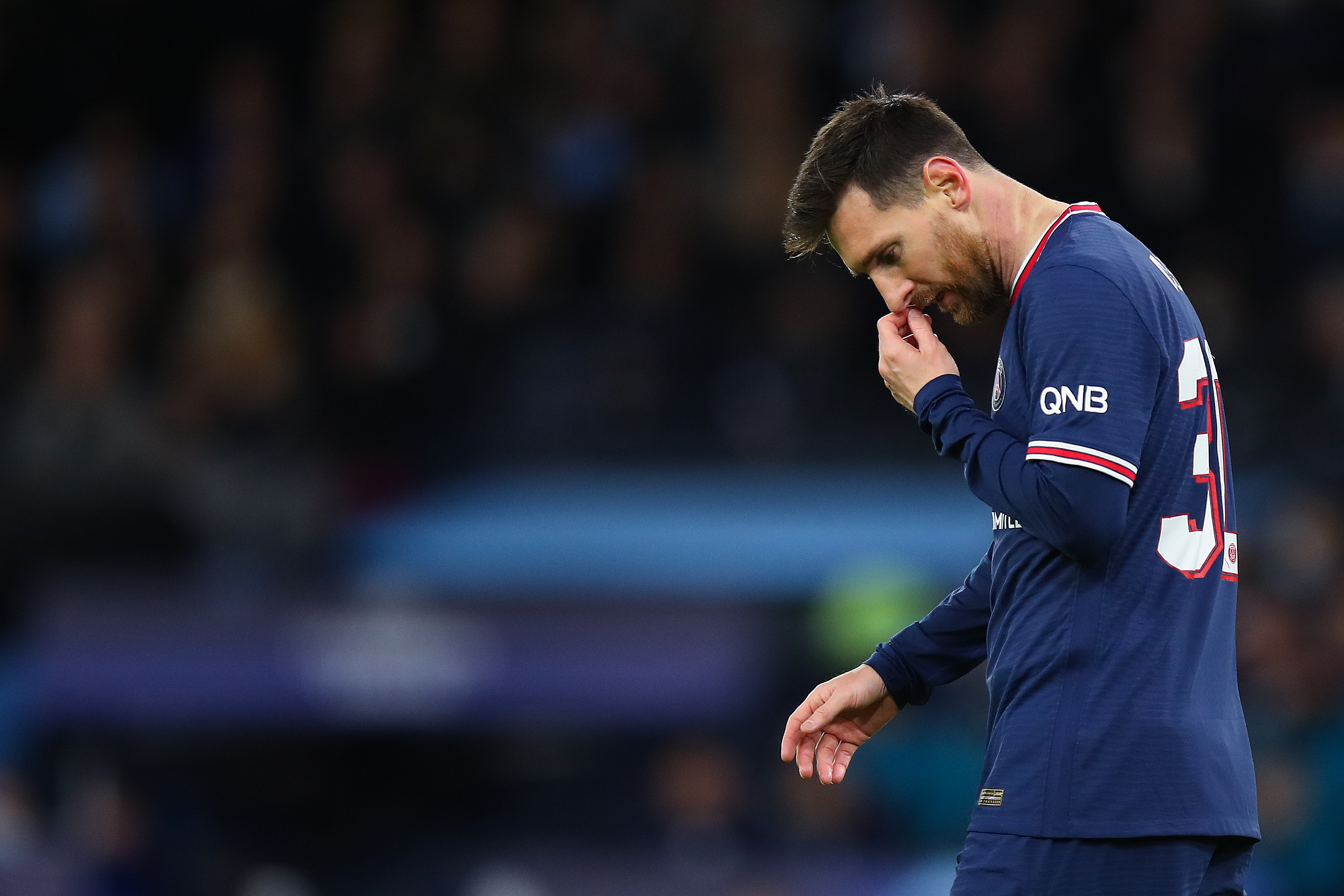 半场战报：拜仁1-0斯图加特，莱默尔脚后跟破门，奥利塞助攻（上半场：拜仁1-0领先斯图加特，莱默尔脚后跟破门，奥利塞送助攻）