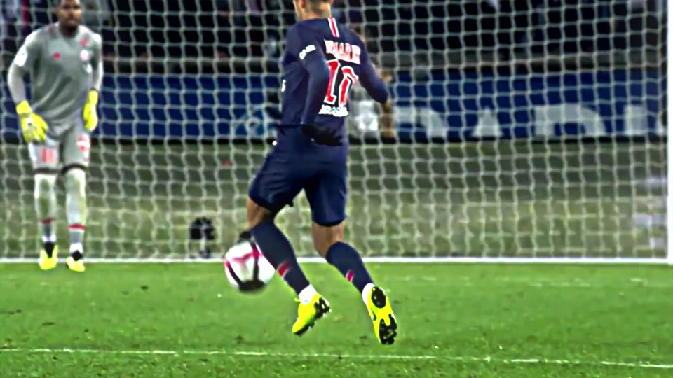 曼城斯特林末节进球助球队获胜（斯特林末段破门助曼城全取三分）