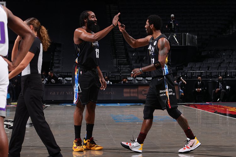 太阳报：麦克托米奈领意甲最佳球员奖，被女友透视着装抢风头（太阳报：麦克托米奈加冕意甲最佳，女友透视穿搭抢尽风头）