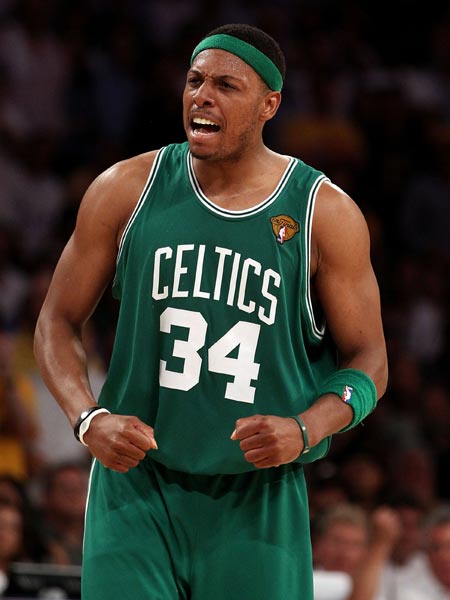 这雪有点大，欧冠赛前一名挪威记者在博德闪耀的球场边线处滑雪（大雪纷飞，欧冠赛前挪威记者在博德闪耀场边滑雪）