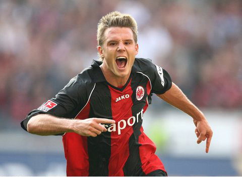 英超青训球员炫耀贩毒被判3年，同伙持枪获刑10年（英超青训球员因炫耀贩毒获刑3年，持枪同伙被判10年）