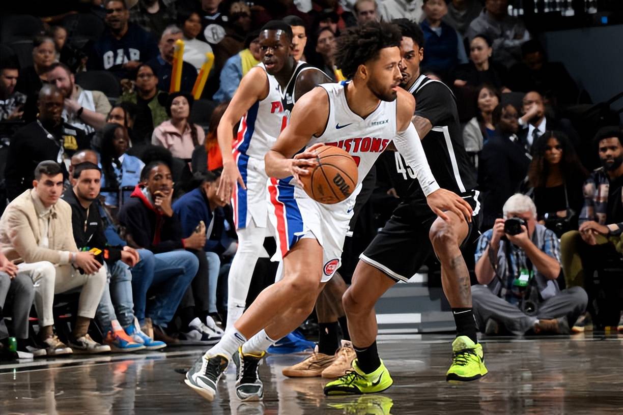 法媒：梅斯后卫夸奥不满未首发，坐在皮球上拒绝赛前热身（法媒：落选首发心生不满，梅斯后卫夸奥赛前坐球拒绝热身）